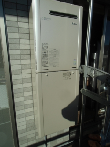 給湯器・配管カバー取付工事　東京都港区　RUF-E2401SAW-A-set