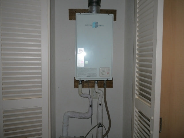 給湯器交換工事／ガス配管交換工事／排気管接続工事（位置調整含む）　東京都杉並区　RUX-V1615SFFUA-E - Before
