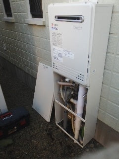 給湯器交換工事（配管カバー交換、ガス配管交換、屋外分岐水栓・基盤ユニット取付共）　東京都武蔵村山市　GT-C2452SAWX-2BL-set - After