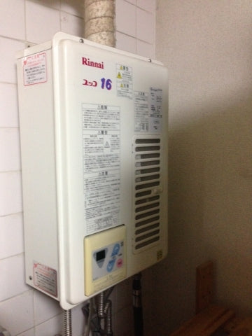 給湯器交換（排気筒脱着・位置調整）・ガス配管交換　大阪府大阪市淀川区　RUX-V1615SWFA-E - Before