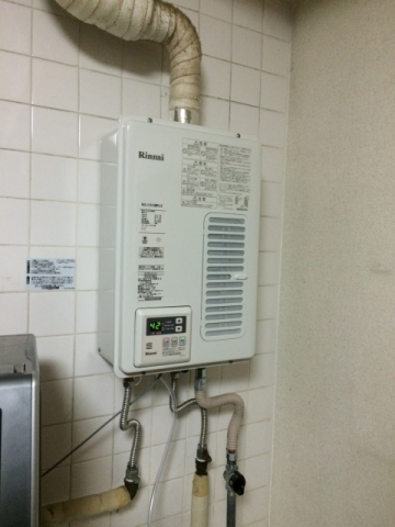 給湯器交換（排気筒脱着・位置調整）・ガス配管交換　大阪府大阪市淀川区　RUX-V1615SWFA-E