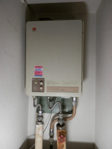 給湯器交換（排気筒位置調整）・排気トップ交換・台所リモコン新設　東京都大田区　GQ-1637WS-FFB-BL - Before