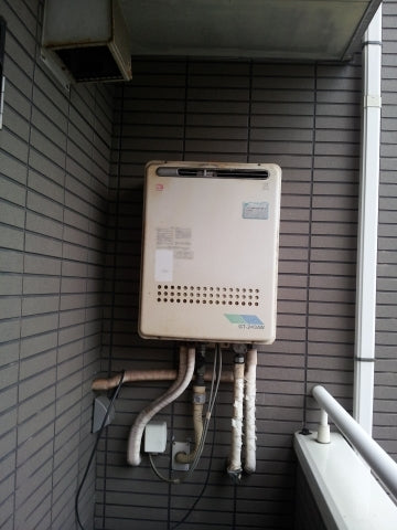 給湯器・給水・給湯配管交換・ドレン排水延長工事　大阪府大阪市東住吉区　RUF-E2405AW-13A-set - Before