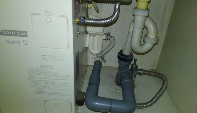 洗面化粧台・小型電気温水器交換工事　東京都足立区　EHPK-F12N1 - Before