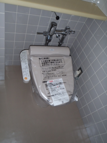 フラッシュバルブ部品交換及び洗浄便座取付工事　東京都中央区　00000