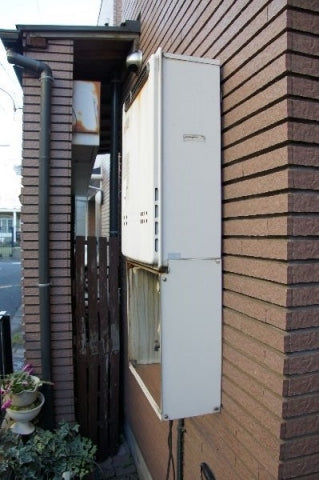 給湯器・配管カバー交換工事　東京都世田谷区　GT-C2052SAWX2set-13A - Before