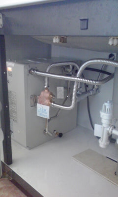 小型電気温水器新設・取付工事（混合水栓交換え・配管切り回し工・電源配線工共）　大阪府南河内郡太子町　EHPN-F13N2