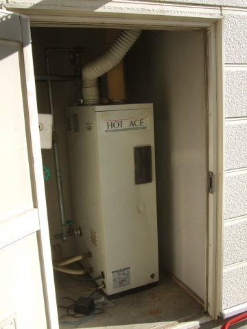 給湯器交換（排気トップ・排気筒接続・給水給湯配管交換・狭所作業）　岩手県紫波郡矢巾町　00001 - Before