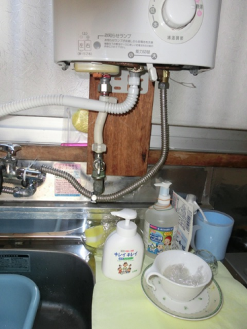 瞬間湯沸器・ガス配管交換工事　東京都新宿区　GQ-520MW - Before