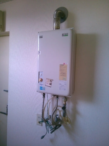 給湯器交換（排気筒脱着・位置調整）ガス配管交換　東京都町田市　RUX-V1615SWFA-E - Before