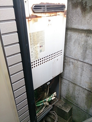 給湯器交換工事（狭所及びL型アングル位置調整含む）　東京都渋谷区　RUF-E2405AW-13A-set - Before