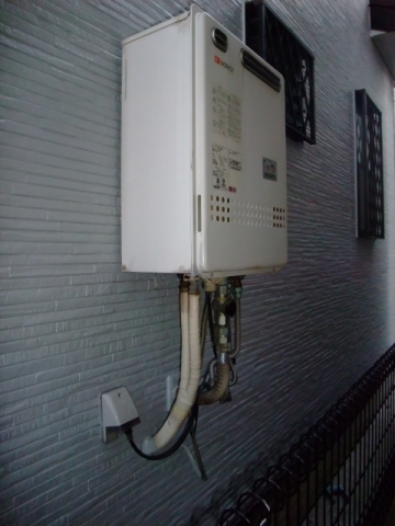 給湯器交換+狭所工事　大阪府和泉市　GT-C2452SAWX2set13A - Before