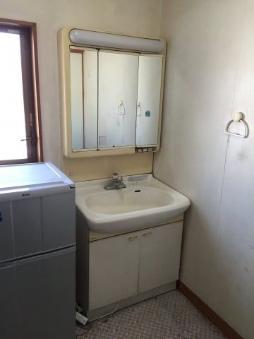 洗面化粧台・小型電気温水器交換工事（2名作業）　埼玉県入間郡越生町　FTVN-755SY1-set1 - Before