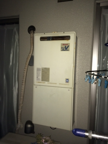 給湯器・配管カバー交換工事　神奈川県川崎市川崎区　RUF-E2405SAW-13A-set - Before
