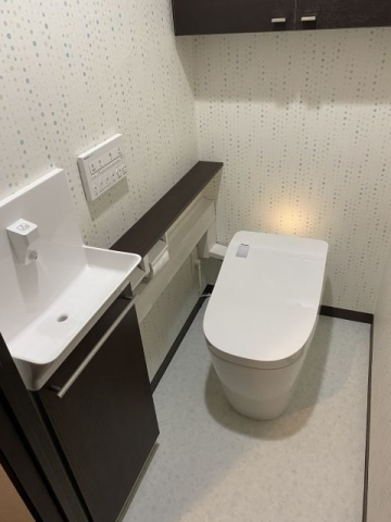 トイレ交換・専用手洗い交換・壁クロスクッションフロア巾木張替え工事　神奈川県平塚市