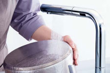 タッチレス水ほうき水栓LF：大きな鍋も洗える